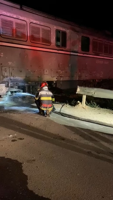 Bihor: Locomotiva unui tren personal a luat foc pe ruta Oradea – Halmeu / Trenul avea trei vagoane cu aproximativ 20 de călători