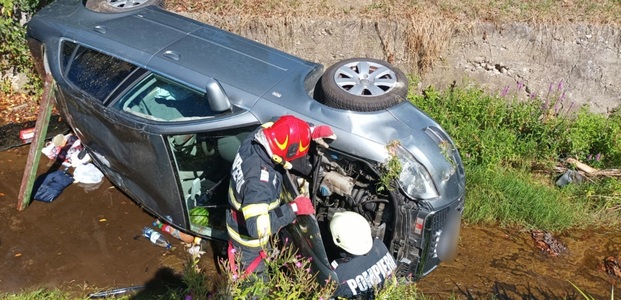 Hunedoara: Maşină răstrurnată într-un pârâu / Două femei au rămas blocate în autoturism şi au fost rănite
