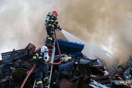 Dolj: Incendiu la două apartamente din municipiul Craiova, 30 de persoane s-au autoevacuat / Nu sunt victime