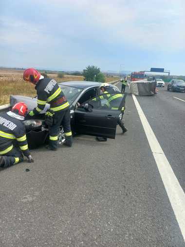 Accident rutier în care au fost implicate trei autovehicule pe autostrada A1, în judeţul Alba. Circulaţia pe o bandă a sensului de mers Sebeş-Orăştie este restricţionată - FOTO
