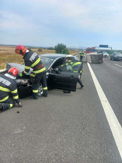 Accident rutier în care au fost implicate trei autovehicule pe autostrada A1, în judeţul Alba. Circulaţia pe o bandă a sensului de mers Sebeş-Orăştie este restricţionată - FOTO
