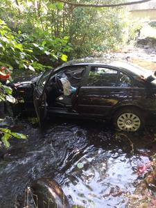 Mureş: Trei persoane, duse la spital după ce autoturismul în care se aflau a plonjat în apele unui pârâu
