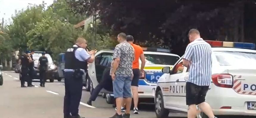 Timişoara: Scandal între mai mulţi bărbaţi de etnie romă/ O maşină a fost distrusă
