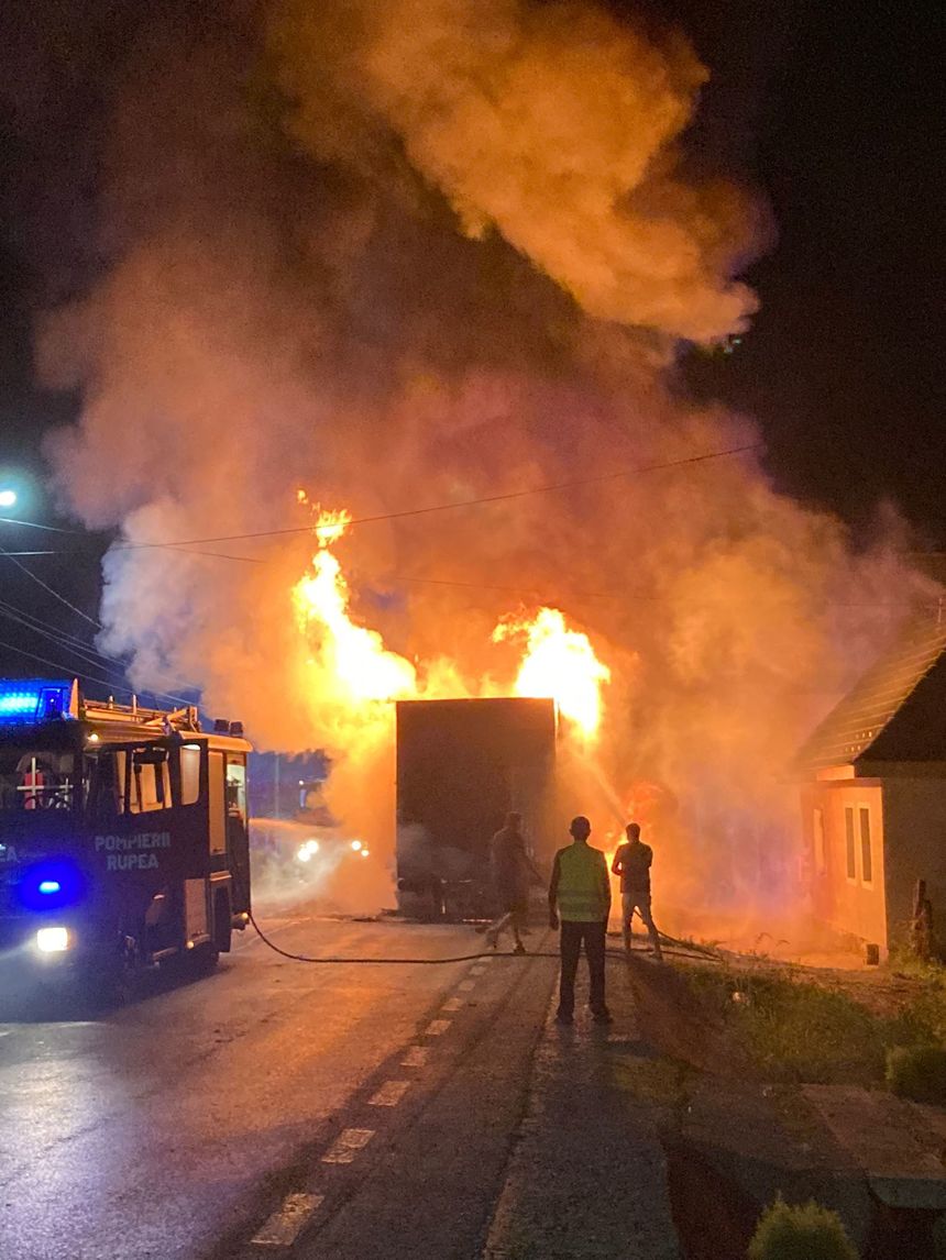Braşov: Trafic blocat pe DN 13, din cauza unui incendiu izbucnit la remorca unui camion - FOTO