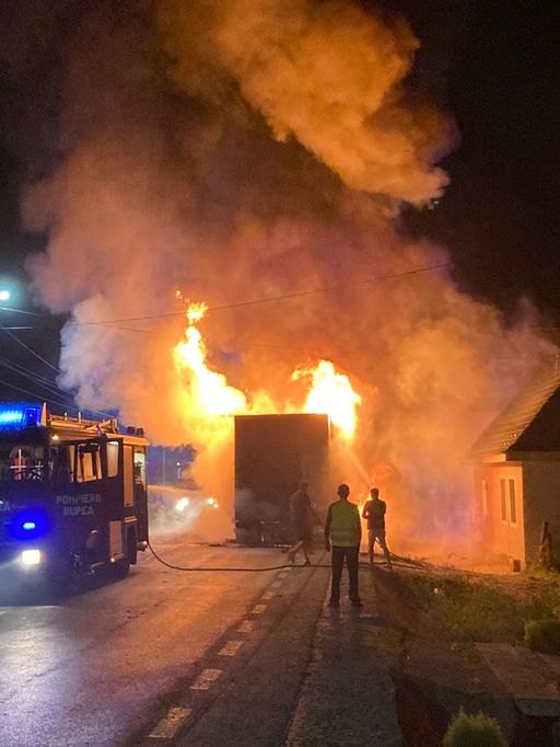 Trafic blocat pe DN 13, în judeţul Braşov, pentru tractarea camionului care a luat foc