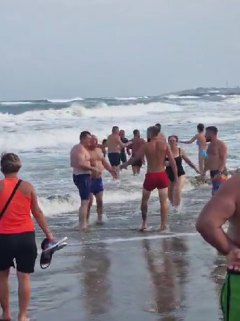 Doi turişti au ajuns la spital, după un conflict cu salvamarii în Eforie / Scandalul a pornit de la faptul că salvamarii le-ar fi cerut să nu intre mare, având în vedere că era arborat steagul roşu care interzice scăldatul - VIDEO