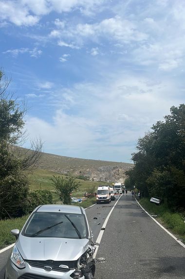 Tulcea: Maşină de poliţie, lovită de un autoturism şi proiectată pe sensul opus, într-o altă maşină / Poliţistul care conducea a fost rănit, fiind dus la spital 
