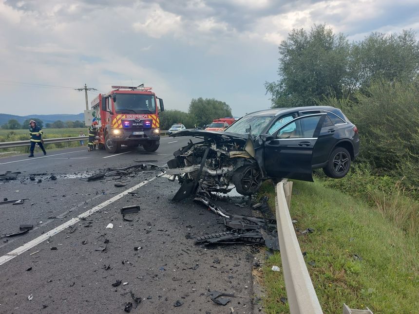 Sibiu: Un tânăr a murit şi alte trei persoane au fost rănite după ce două autoturisme s-au ciocnit, pe DN 1 - FOTO