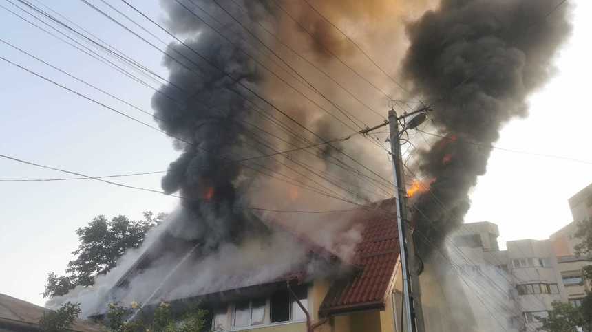 UPDATE - Puternic incendiu la o locuinţă din Iaşi / Patru persoane, evaluate medical, două având arsuri
