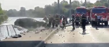 UPDATE - Un copil de 13 ani a provocat un accident în Capitală / El a luat maşina familiei şi a intrat cu ea într-un stâlp de iluminat / El şi un pasager în vârstă de 12 ani au fost răniţi / Starea copiilor - FOTO 

