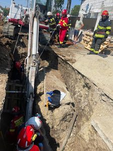 Dâmboviţa: Muncitor care lucra la canalizare, salvat de sub un mal de pământ / Victima, transportată la spital cu elicopterul SMURD