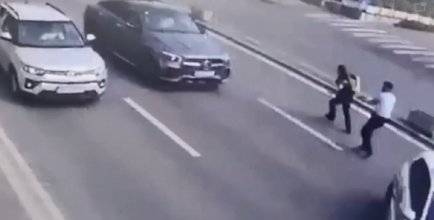 Timiş: Şoferul fugar pentru prinderea căruia s-a tras un foc de armă nu a fost încă găsit / Au apărut imagini cu momentul în care agenţii încearcă să-l oprească - VIDEO