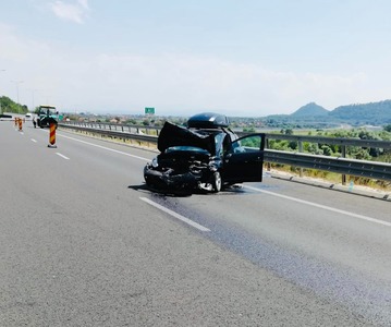 Trafic rutier restricţionat pe autostrada A1, după ce un autoturism cu remorcă a acroşat parapetul de siguranţă - FOTO