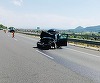 Trafic rutier restricţionat pe autostrada A1, după ce un autoturism cu remorcă a acroşat parapetul de siguranţă - FOTO