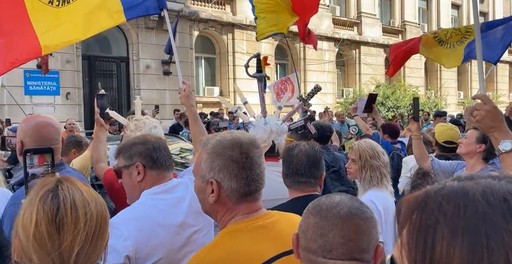 UPDATE - Protest AUR la Ministerul Sănătăţii – Jandarmeria: Organizatorul a îndemnat participanţii să blocheze accesul în instituţie/ Negocieri pentru ca protestatarul urcat pe clădire să coboare/ Un bărbat care ar fi lovit un jurnalist, dus la Poliţie