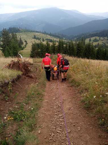 Suceava: Turistă care s-a rănit pe un traseu din Munţii Călimani, recuperată de salvamontişti. Femeia a fost predată unui echipaj medical