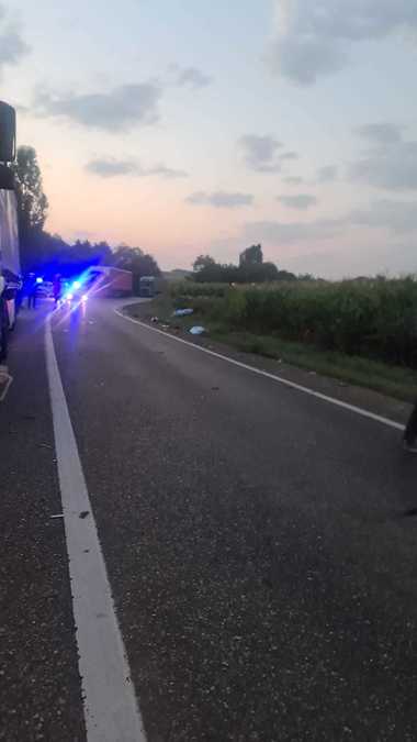 UPDATE - Dolj: Un mort şi patru răniţi, după ce un autoturism, un autocamion şi o autoutilitară s-au ciocnit  / Cum s-a produs accidentul 