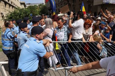 Mai multe sancţiuni aplicate de jandarmi, după protestul AUR de la Ministerul Sănătăţii / Amenzi de 9.700 de lei