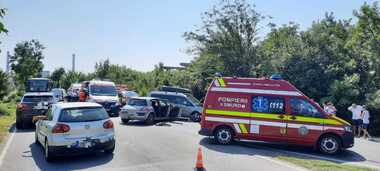 Timişoara: 10 persoane implicate într-un accident rutier / 5 răniţi au fost duşi la spital
