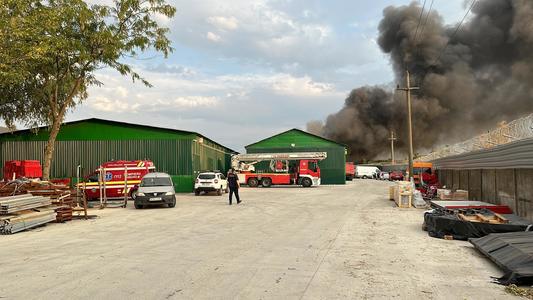 Incendiu la un depozit de mase plastice şi carton din Glina/ Au fost afectate şi două camioane aflate în apropierea halei/ A fost emis mesaj Ro-Alert, din cauza degajărilor mari de fum - FOTO