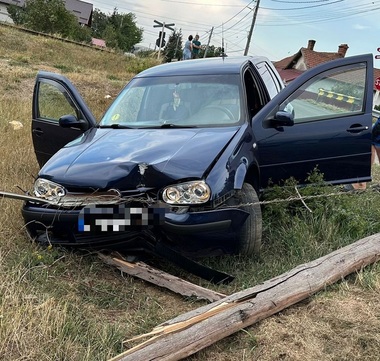 Neamţ: Un şofer a fost urmărit de poliţişti după ce a circulat cu 86 km/h în localitate şi a refuzat să oprească la semnal/ În timpul urmăririi a înregistrat viteza de 119 km/h/ Cursa s-a încheiat într-un stâlp
