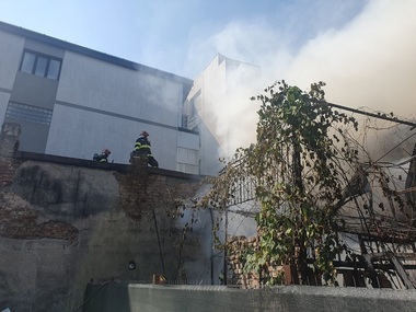 Incendiu în apropierea Pieţei Victoriei din Capitală - FOTO