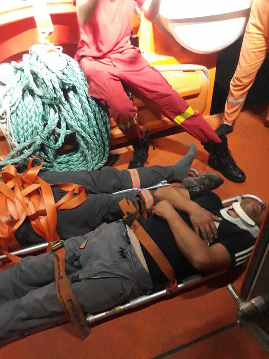 Constanţa: Doi marinari români care au căzut de pe o navă după ce o schelă s-a rupt, salvaţi de un echipal al ARSVOM