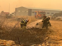 Pompierii români ajunşi marţi dimineaţă în Grecia intervin deja pentru stingerea unui incendiu în Alexandroupolis - FOTO