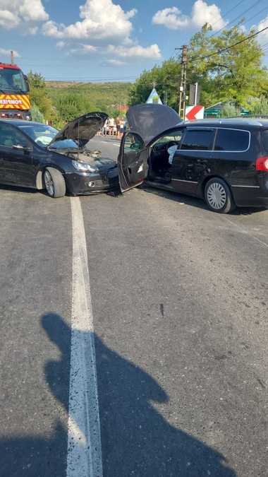 Galaţi: Opt răniţi, între care patru copii, după ce două autoturisme s-au ciocnit