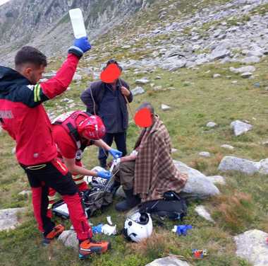 Bărbat muşcat de viperă în Masivul Parâng, salvat de salvamontişti şi echipajul elicopterului SMURD de la Braşov - FOTO