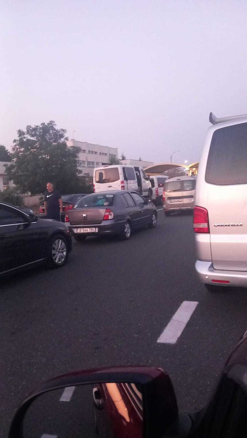 UPDATE - Traficul în Vama Giurgiu, blocat din cauza unui accident produs pe partea bulgară a frontierei, reluat pentru autoturisme, pe o singură arteră. Timp de aşteptare, cinci ore /Aglomeraţie şi la Zimnicea, timpul de aşteptare fiind de două ore - FOTO