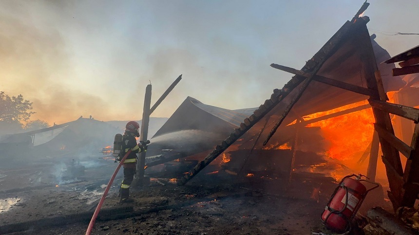 UPDATE - Mureş - Incendiu la un depozit de carburant şi material lemnos al unei firme din Eremitu / Focul, care se manifestă pe o suprafaţă de aproximativ 4000 mp, cu degajări mari de fum, a fost localizat / Patru persoane au suferit arsuri, una decedând - FOTO