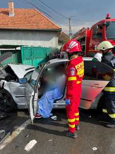 UPDATE - Accident cu opt răniţi, între care şi copii, în judeţul Cluj/ Patru dintre persoanele implicate, scoase din maşină de către echipajul de descarcerare/ Unul dintre şoferi a plecat de la locul accidentului, fiind prins de poliţişti/ El nu are permi