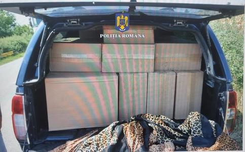 Arad: 10.000 de pachete de ţigări de contrabandă, transportate de un şofer pe un drum judeţean / Poliţiştii au făcut şi o percheziţie
