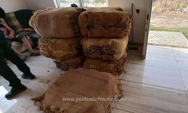 Noi percheziţii în dosarul legat de anihilarea reţelei româno-bulgare care făcea contrabandă cu tutun/ În total au fost găsite peste o tonă de tutun prelucrat şi aproape 11 tone de tutun frunză - FOTO
