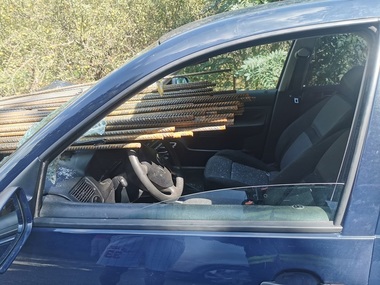 Argeş: Bărbat rănit după ce parbrizul maşinii sale a fost străpuns de zeci de bare de fier-beton - FOTO

