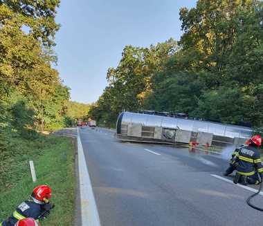 UPDATE - O cisternă care transportă etanol s-a răsturnat după ce s-a ciocnit cu un autoturism, pe DN 7, în Argeş/ Sunt scurgeri din cisternă/ Traficul este blocat complet/ Care sunt rutele ocolitoare - FOTO, VIDEO