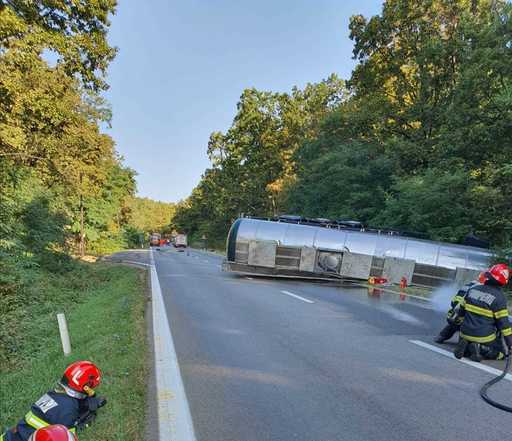 UPDATE - O cisternă care transportă etanol s-a răsturnat după ce s-a ciocnit cu un autoturism, pe DN 7, în Argeş/ Sunt scurgeri din cisternă/ Traficul este blocat complet/ Care sunt rutele ocolitoare - FOTO, VIDEO