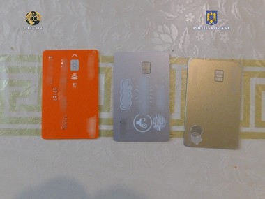 Grupare care ar fi copiat site-urile a două bănci, accesând fradulos conturile a peste 40 de persoane, destructurată de poliţişti şi procurorii DIICOT Galaţi/ Şapte bărbaţi, arestaţi şi alţi 16 cercetaţi sub control judiciar