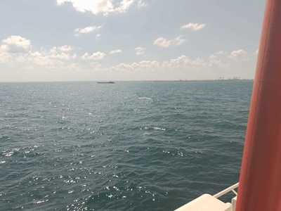 UPDATE - Două nave ale ARSVOM au supravegheat o ambarcaţiune aflată în pericol de scufundare în Marea Neagră/ Aceasta are opt persoane la bord şi a refuzat ajutorul echipajelor ARSVOM/ Ulterior, nava a plecat spre apele teritoriale bulgăreşti - VIDEO