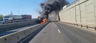Trafic restricţionat pe Centura Capitalei, pe pasajul de la Domneşti, din cauza unui incendiu la o autoutilitară/ Valorile de trafic sunt ridicate - FOTO