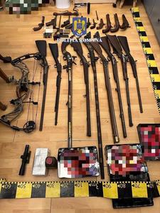 Timişoara: Un bărbat este cercetat penal pentru contrabandă, după ce în locuinţa sa poliţiştii au găsit 24 de arme - FOTO
