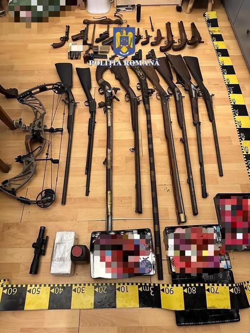 Timişoara: Un bărbat este cercetat penal pentru contrabandă, după ce în locuinţa sa poliţiştii au găsit 24 de arme - FOTO
