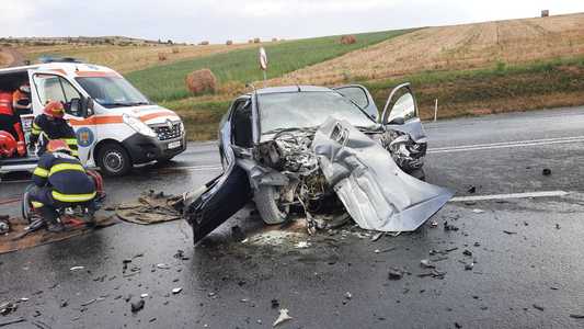 Cluj: O femeie a murit şi un bărbat a fost rănit după ce maşina în care se aflau s-a ciocnit cu un TIR, pe DN 1 (E 60)/ Traficul, blocat pe ambele sensuri - FOTO