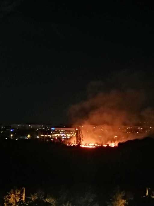 Puternic incendiu de vegetaţie, în Parcul IOR/ Pompierii intervin cu mai multe autospeciale - VIDEO