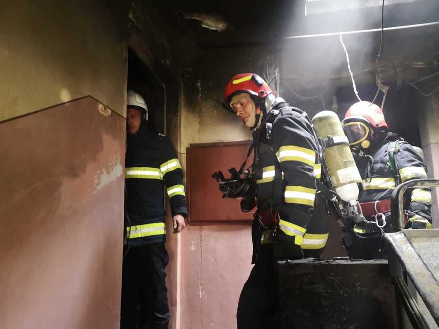 UPDATE - Incendiu la un apartament situat într-un bloc din Craiova/ Cincisprezece persoane au ieşit din bloc/ Un bărbat a suferit atac de panică şi a fost evacuat de pompieri / Incendiul, pus intenţionat - FOTO
