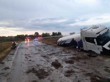 Vaslui: Două persoane rănite în urma unui accident în care au fost implicate un autoturism şi o cisternă cu combustibil/ Traficul pe DN 24, blocat - FOTO, VIDEO