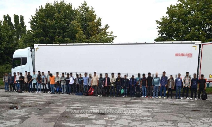Timiş: Trei cetăţeni turci cercetaţi pentru trafic de migranţi, după ce au fost implicaţi în transportul ilegal al unui grup de 37 de străini - FOTO
