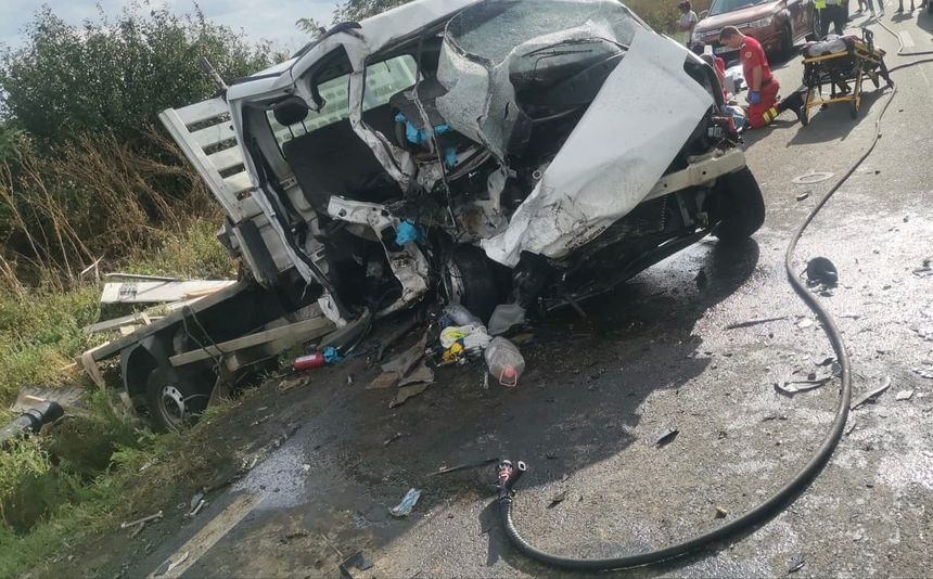 UPDATE - Arad: Trei morţi şi cinci răniţi într-un accident rutier în care au fost implicate o camionetă şi un autoturism - FOTO