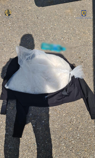 Trei persoane reţinute după ce asupra lor au fost găsite 30 de kg de droguri de mare risc, de tip Cristal, în valoare de 600 de mii de euro - FOTO, VIDEO